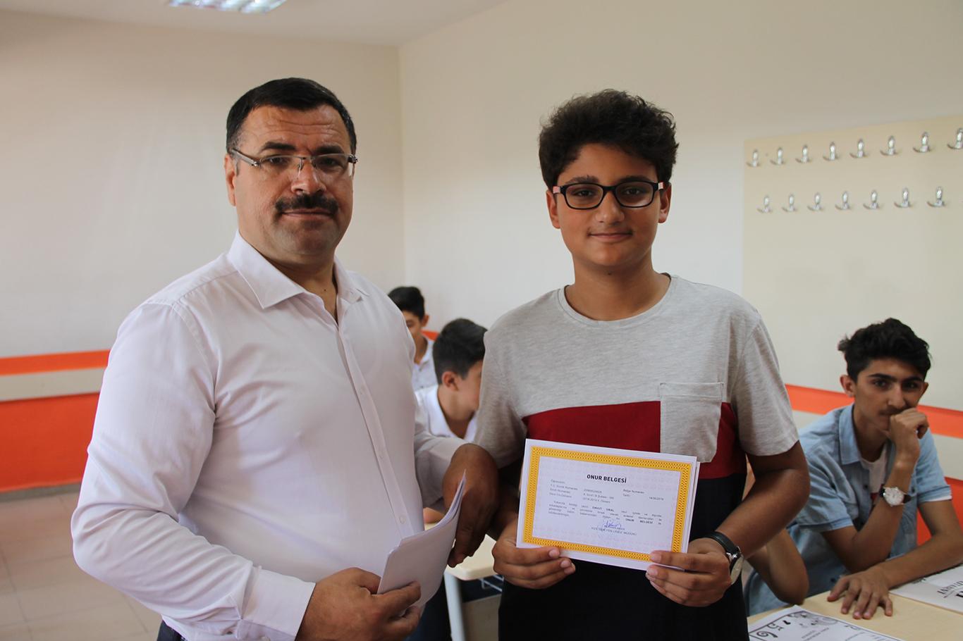 Mardin'de 250 bin öğrenci karne heyecanı yaşadı